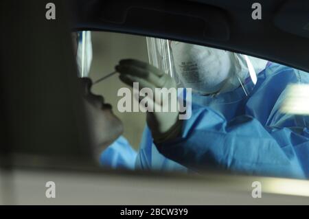 Illinois National Guard medical staff swab a patient for COVID-19, coronavirus screening at a drive up testing center March 24, 2020 in Chicago, Illinois. Stockfoto