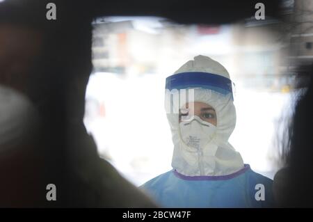 Illinois National Guard medizinisches Personal wartet darauf, Patienten auf COVID-19 zu testen, Coronavirus Screening in einem Drive-up-Testzentrum am 24. März 2020 in Chicago, Illinois. Stockfoto