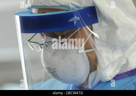 Medizinisches Personal der Nationalgarde aus Illinois nahm einen Patienten für COVID-19, Coronavirus Screening in einem Drive-up-Testzentrum am 24. März 2020 in Chicago, Illinois ab. Stockfoto