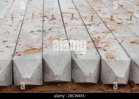 Betonpfähle zur Stärkung des Fundaments eines Gebäudes im Bau Stockfoto