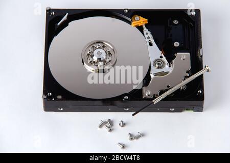 Computerfestplatte auf weißem Hintergrund geöffnet. Datenspeicherung. Computergerät Stockfoto