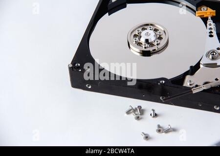 Computerfestplatte auf weißem Hintergrund geöffnet. Datenspeicherung. Computergerät Stockfoto