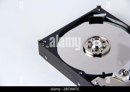 Computerfestplatte auf weißem Hintergrund geöffnet. Datenspeicherung. Computergerät Stockfoto