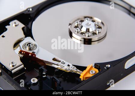 Computerfestplatte auf weißem Hintergrund geöffnet. Datenspeicherung. Computergerät Stockfoto