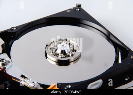 Computerfestplatte auf weißem Hintergrund geöffnet. Datenspeicherung. Computergerät Stockfoto