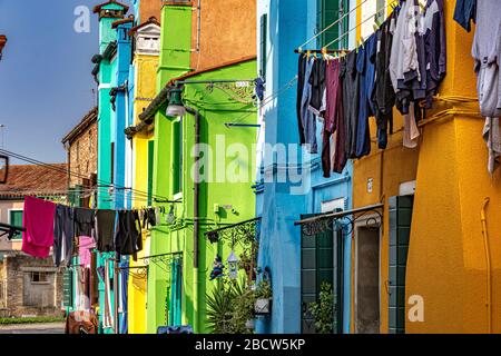 Waschen, hängend aus bunten Häusern auf der italienischen Insel Burano an Island in der Venetian Lagoon, Venedig, Italien zu trocknen Stockfoto