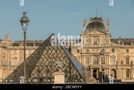 PARISER LOCKDOWN: EIN SONNIGER SONNTAG RUND UM DEN LOUVRE Stockfoto