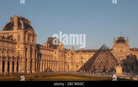 PARISER LOCKDOWN: EIN SONNIGER SONNTAG RUND UM DEN LOUVRE Stockfoto