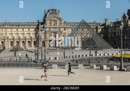 PARISER LOCKDOWN: EIN SONNIGER SONNTAG RUND UM DEN LOUVRE Stockfoto