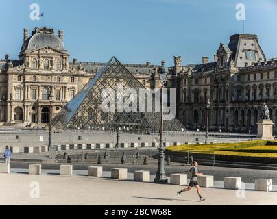 PARISER LOCKDOWN: EIN SONNIGER SONNTAG RUND UM DEN LOUVRE Stockfoto