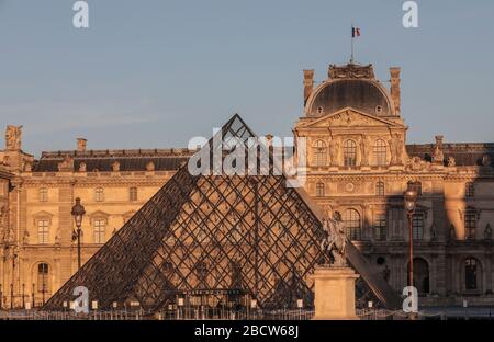 PARISER LOCKDOWN: EIN SONNIGER SONNTAG RUND UM DEN LOUVRE Stockfoto