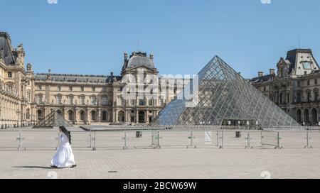 PARISER LOCKDOWN: EIN SONNIGER SONNTAG RUND UM DEN LOUVRE Stockfoto
