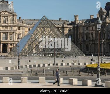 PARISER LOCKDOWN: EIN SONNIGER SONNTAG RUND UM DEN LOUVRE Stockfoto