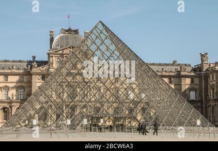 PARISER LOCKDOWN: EIN SONNIGER SONNTAG RUND UM DEN LOUVRE Stockfoto