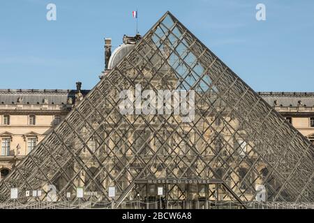 PARISER LOCKDOWN: EIN SONNIGER SONNTAG RUND UM DEN LOUVRE Stockfoto
