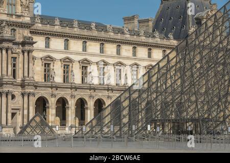 PARISER LOCKDOWN: EIN SONNIGER SONNTAG RUND UM DEN LOUVRE Stockfoto