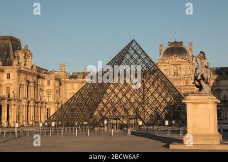 PARISER LOCKDOWN: EIN SONNIGER SONNTAG RUND UM DEN LOUVRE Stockfoto