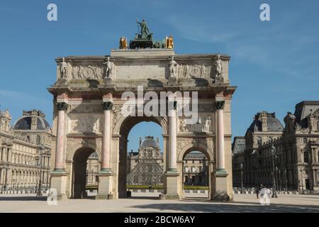 PARISER LOCKDOWN: EIN SONNIGER SONNTAG RUND UM DEN LOUVRE Stockfoto