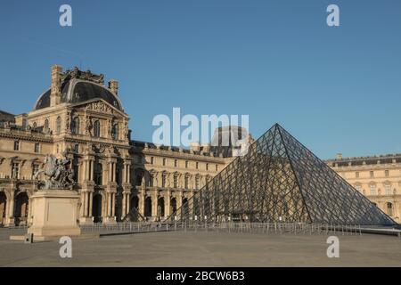 PARISER LOCKDOWN: EIN SONNIGER SONNTAG RUND UM DEN LOUVRE Stockfoto