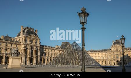 PARISER LOCKDOWN: EIN SONNIGER SONNTAG RUND UM DEN LOUVRE Stockfoto