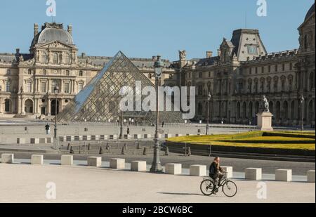 PARISER LOCKDOWN: EIN SONNIGER SONNTAG RUND UM DEN LOUVRE Stockfoto
