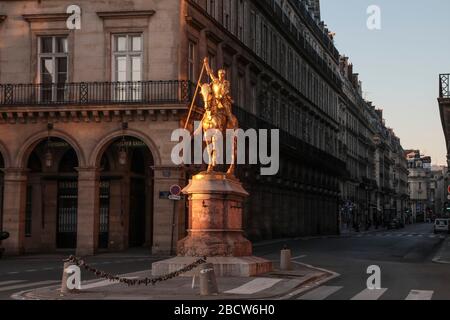 PARISER LOCKDOWN: EIN SONNIGER SONNTAG RUND UM DEN LOUVRE Stockfoto