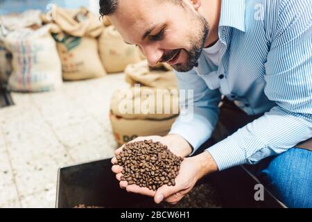 Mann mit frisch gerösteten Kaffeebohnen Stockfoto