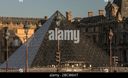 PARISER LOCKDOWN: EIN SONNIGER SONNTAG RUND UM DEN LOUVRE Stockfoto