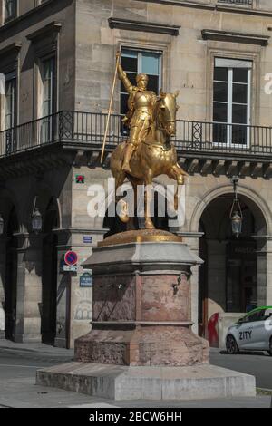 PARISER LOCKDOWN: EIN SONNIGER SONNTAG RUND UM DEN LOUVRE Stockfoto