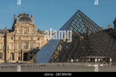 PARISER LOCKDOWN: EIN SONNIGER SONNTAG RUND UM DEN LOUVRE Stockfoto