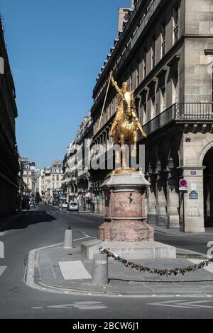 PARISER LOCKDOWN: EIN SONNIGER SONNTAG RUND UM DEN LOUVRE Stockfoto