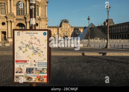 PARISER LOCKDOWN: EIN SONNIGER SONNTAG RUND UM DEN LOUVRE Stockfoto