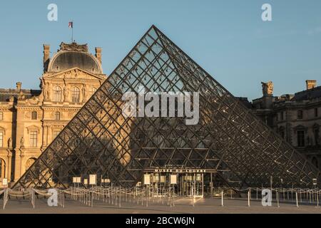 PARISER LOCKDOWN: EIN SONNIGER SONNTAG RUND UM DEN LOUVRE Stockfoto