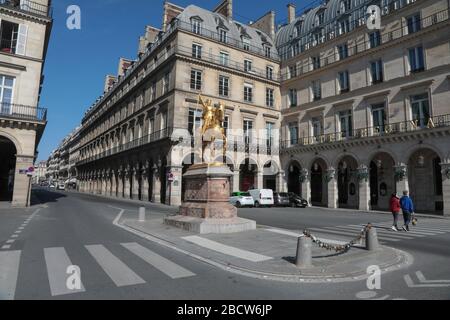 PARISER LOCKDOWN: EIN SONNIGER SONNTAG RUND UM DEN LOUVRE Stockfoto