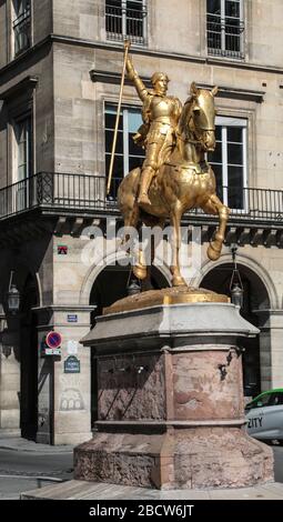 PARISER LOCKDOWN: EIN SONNIGER SONNTAG RUND UM DEN LOUVRE Stockfoto