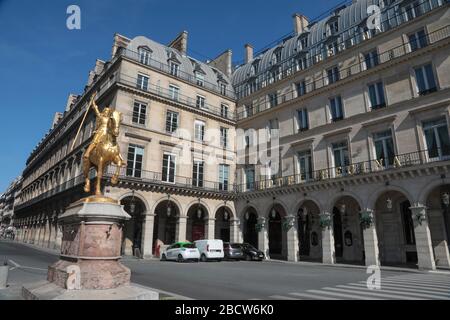 PARISER LOCKDOWN: EIN SONNIGER SONNTAG RUND UM DEN LOUVRE Stockfoto