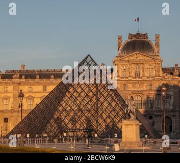 PARISER LOCKDOWN: EIN SONNIGER SONNTAG RUND UM DEN LOUVRE Stockfoto