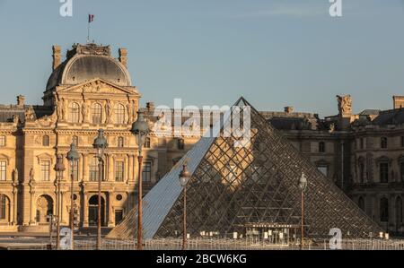PARISER LOCKDOWN: EIN SONNIGER SONNTAG RUND UM DEN LOUVRE Stockfoto