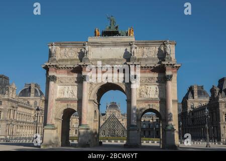 PARISER LOCKDOWN: EIN SONNIGER SONNTAG RUND UM DEN LOUVRE Stockfoto