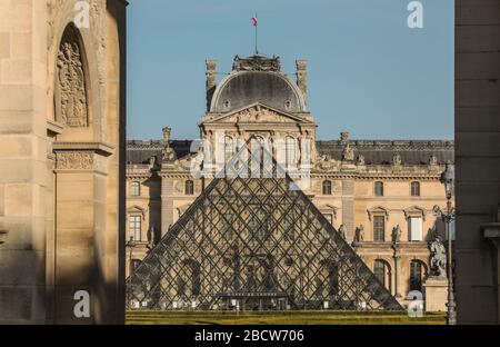 PARISER LOCKDOWN: EIN SONNIGER SONNTAG RUND UM DEN LOUVRE Stockfoto