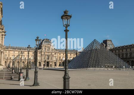 PARISER LOCKDOWN: EIN SONNIGER SONNTAG RUND UM DEN LOUVRE Stockfoto