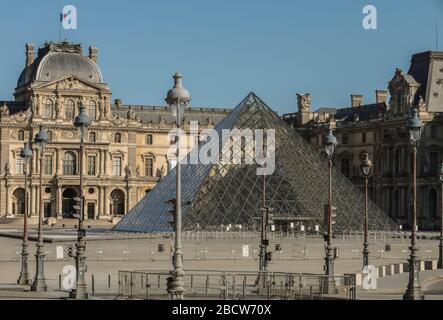PARISER LOCKDOWN: EIN SONNIGER SONNTAG RUND UM DEN LOUVRE Stockfoto