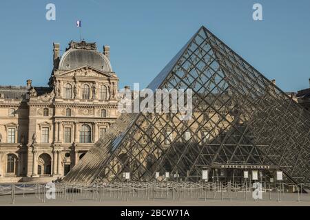 PARISER LOCKDOWN: EIN SONNIGER SONNTAG RUND UM DEN LOUVRE Stockfoto