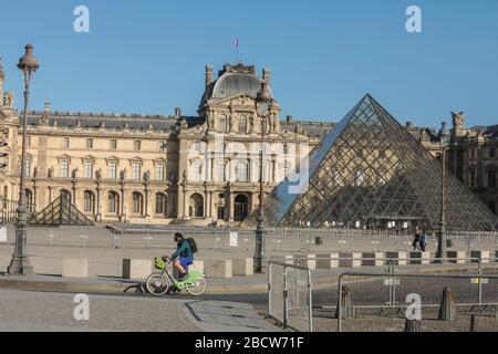 PARISER LOCKDOWN: EIN SONNIGER SONNTAG RUND UM DEN LOUVRE Stockfoto