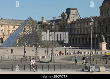 PARISER LOCKDOWN: EIN SONNIGER SONNTAG RUND UM DEN LOUVRE Stockfoto