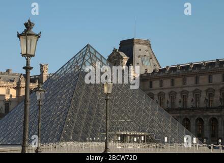 PARISER LOCKDOWN: EIN SONNIGER SONNTAG RUND UM DEN LOUVRE Stockfoto