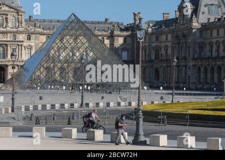 PARISER LOCKDOWN: EIN SONNIGER SONNTAG RUND UM DEN LOUVRE Stockfoto