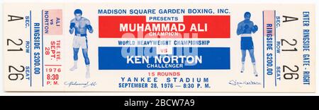 Ticket für einen Meisterschafts-Boxkampf zwischen Muhammad Ali und Ken Norton. Ticket für den Boxkampf der World Heavyweight Championship zwischen Muhammad Ali und Ken Norton. Das Ticket ist weiß mit rotem, blauem und schwarzem Text. Der Text wird sowohl horizontal als auch vertikal auf dem Ticket angezeigt. Ticket für einen Meisterschafts-Boxkampf zwischen Muhammad Ali und Ken Norton Stockfoto