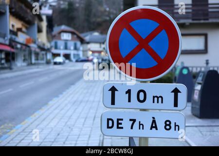 Signalisierung routière : Verbot der Stationner de 7h à 8h. Saint-Gervais-les-Bains. Haute-Savoie. Frankreich. Stockfoto