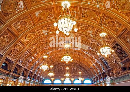 Panels & Kronleuchter in der Spitze der Winter Gardens Empress Ballroom Blackpool Lancashire UK das weltbekannte Blackpool Dance Festival findet hier statt Stockfoto